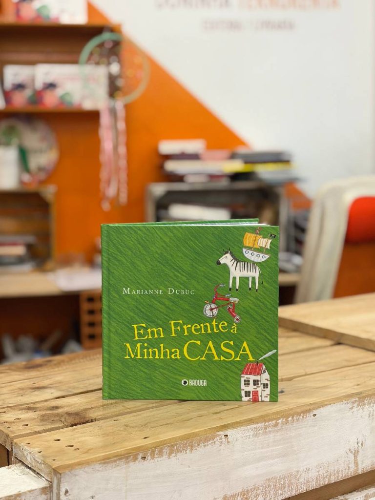 Em Frente à Minha Casa